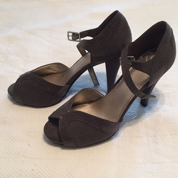 Fergalicious by Fergie Mindy, Grey Lizard pump - Picture 1 of 3